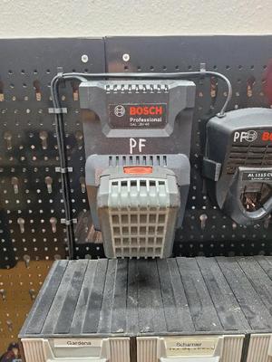 Pegboard holder for Bosch Professional GAL 18V-40/Ladegerät Halter für Lochwand   