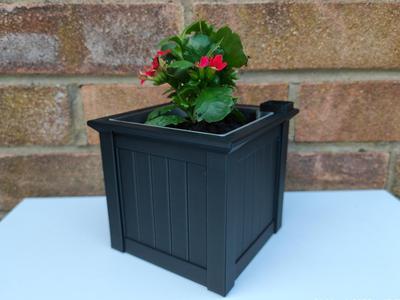 Self watering planter with water level indicator