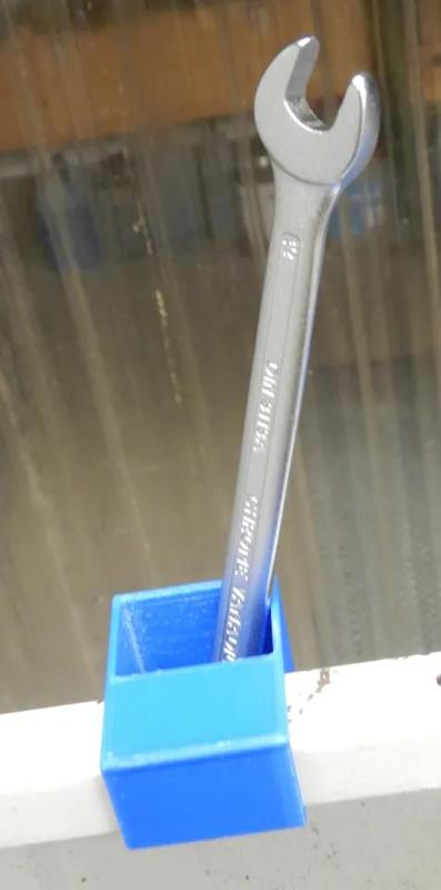 Schraubenschlüssel Halterung für Bernardo P600G Spänewand; Wrench holder for Bernardo P600G chip wall