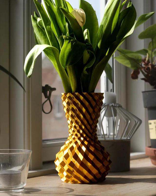 Spike pattern vase