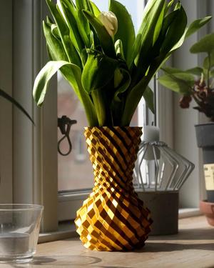 Spike pattern vase