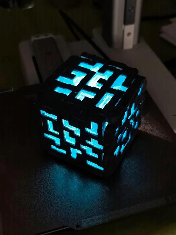 Minecraft – Illuminating Diamond Ore Cube – Replica