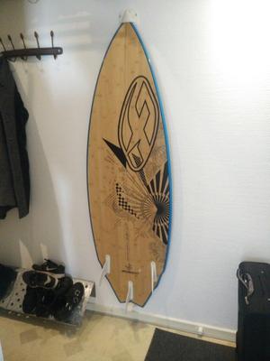 Surfboard wall mount – Sliding nose mount for fast access