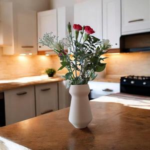 Minimalist Cone Vase “Athen”