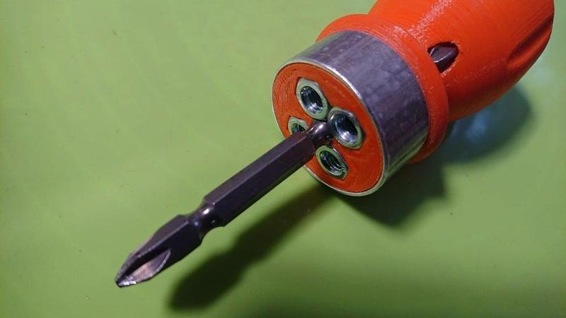 Fully functional screwdriver with replaceable bits