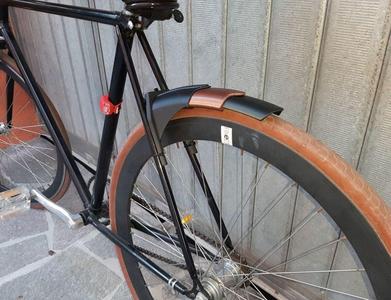 Bicycle telescopic mudguard with magnet. Parafango telescopico magnetico per bicicletta