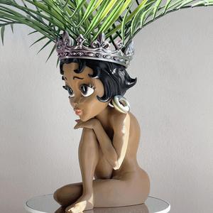 BETTY QUEEN PLANTER