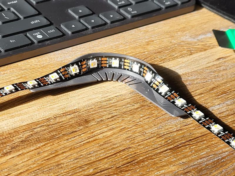 Inside ledstrip corner guide