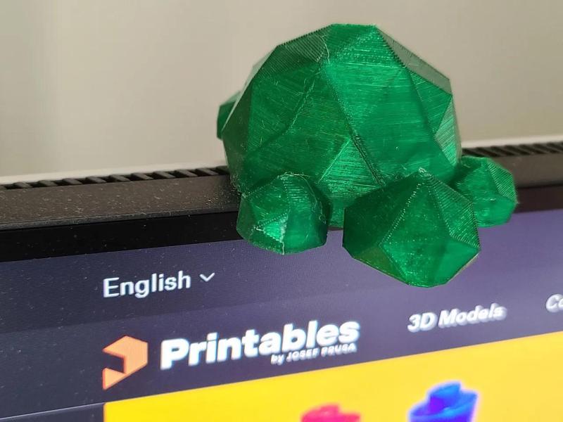 Low-poly turtle diving into Printables!