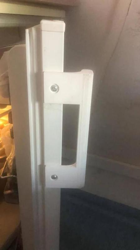 Yet another refrigerator handle