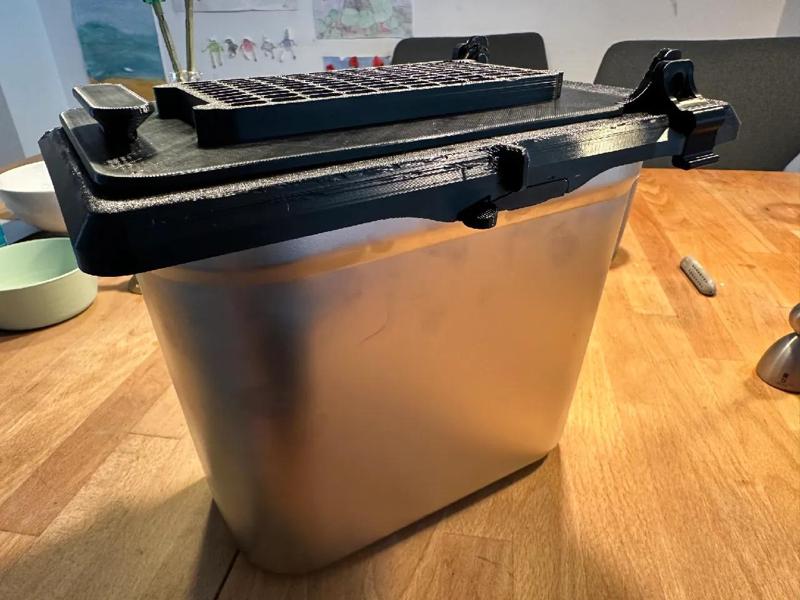 GN container lid with air vents for filter   