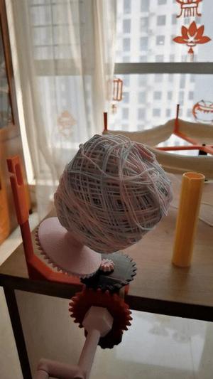 Quick-replaceable yarn spool for yarn-o-matic