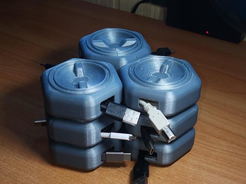 USB Cable Reel – Stackable & Tileable