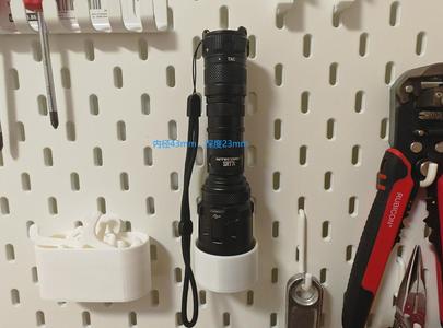 Garden hose nozzle wall mount with drain